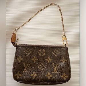 Authentic Louis Vuitton Momogram Mini Pochette